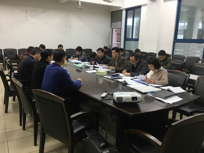 说明: D:\2019年新闻\2月27日能源与汽车工程学院党总支开展组织生活会\专题学习中.JPG