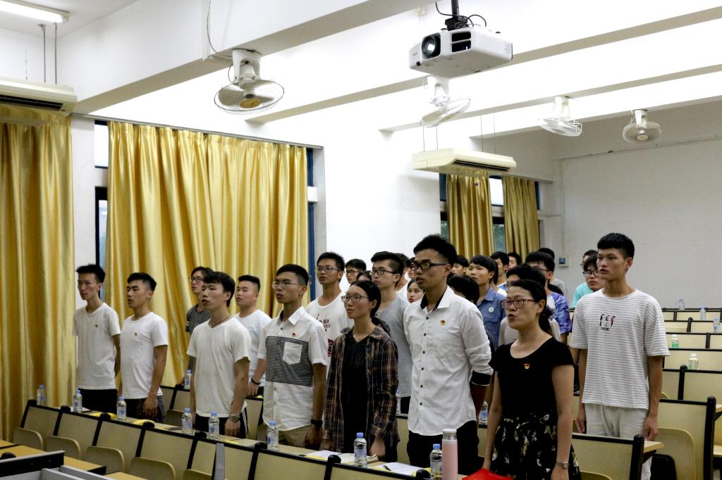 全体党员高唱国歌