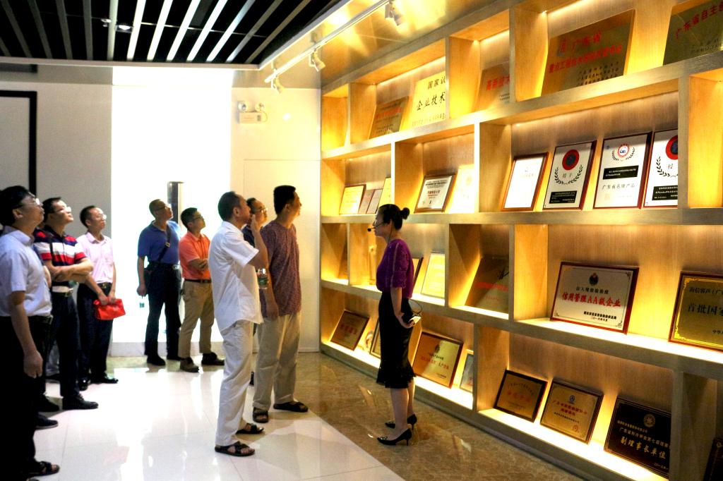 在科龙集团认真听讲解