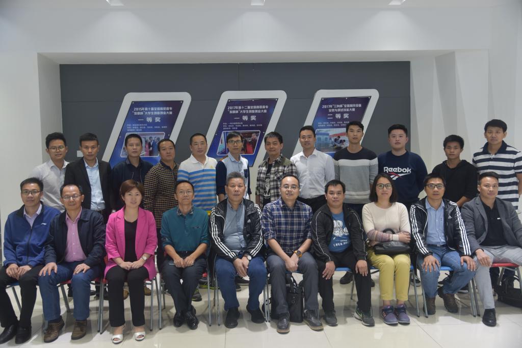 参加座谈会的历届毕业生班干部代表和校内老师合影