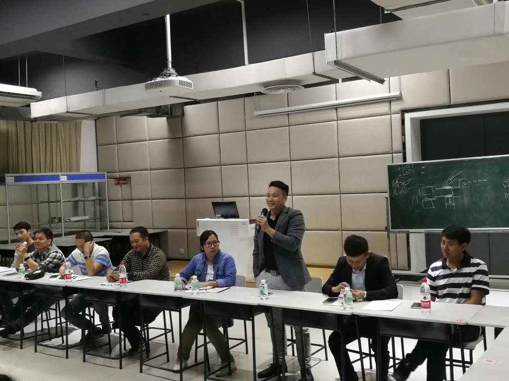 班干代表在回答同学的提问