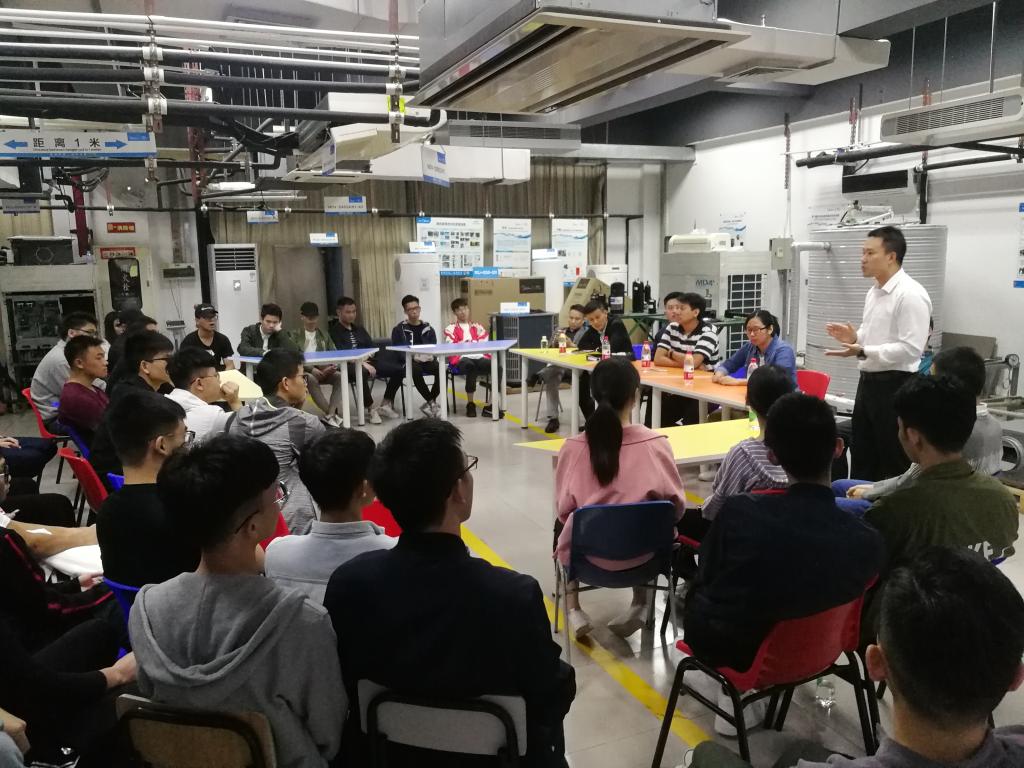 班干代表在发言